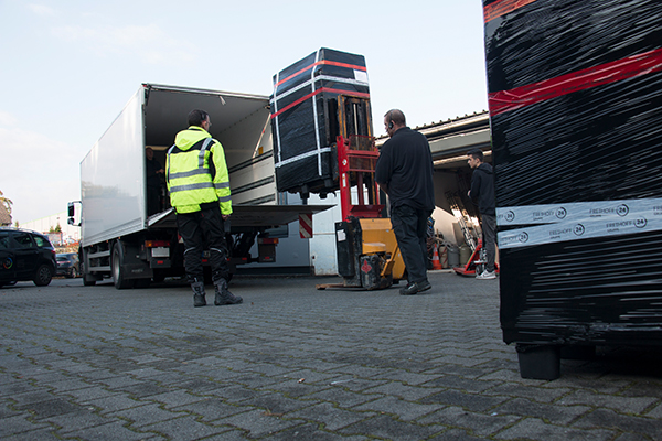 Verpacken und Verladen der vorkonfigurierten Anlagen