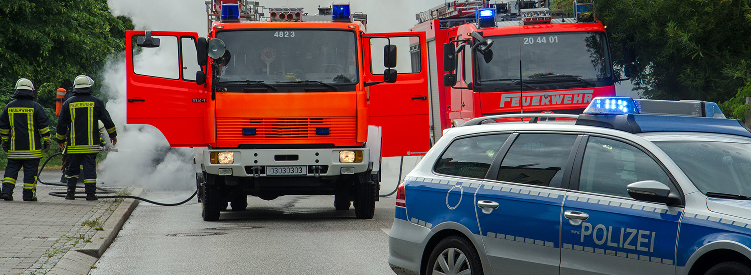 Acht Polizeiautos kurz vor G7-Gipfel ausgebrannt