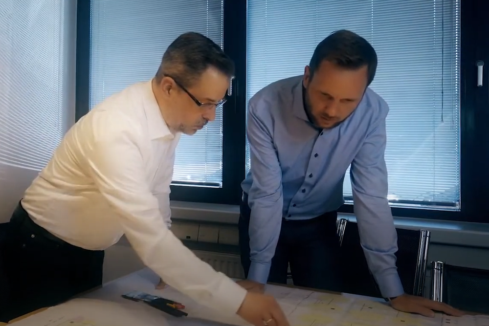 Patrick Strifler und Pierre Bove beraten sich zwecks IT-Sicherheit