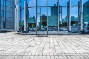 Die wichtigsten Faktoren bei der Wahl von Sicherheitskomponenten für Bürogebäude